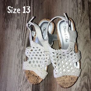 Girls Adorable Woven White Pattern Wedge Sandals by Olive & Edie EUC-worn 2-3x